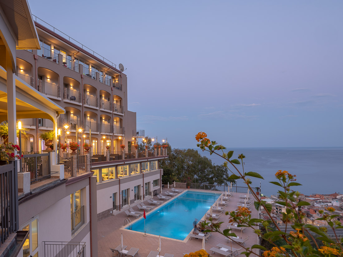 antares facade and swimmingpool copia